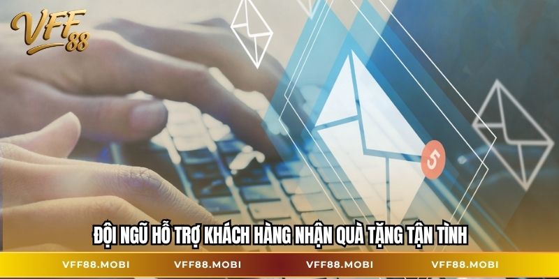 Đội ngũ hỗ trợ khách hàng nhận quà tặng tận tình